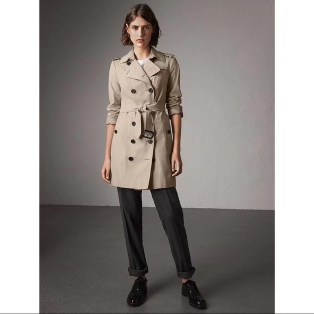 SOLD!! Authentic Burberry harbourne trench coat size 4
